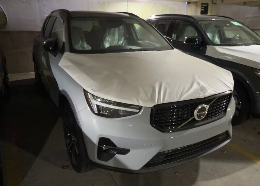 2025 Volvo XC40 B5 Plus Dark Theme AWD
