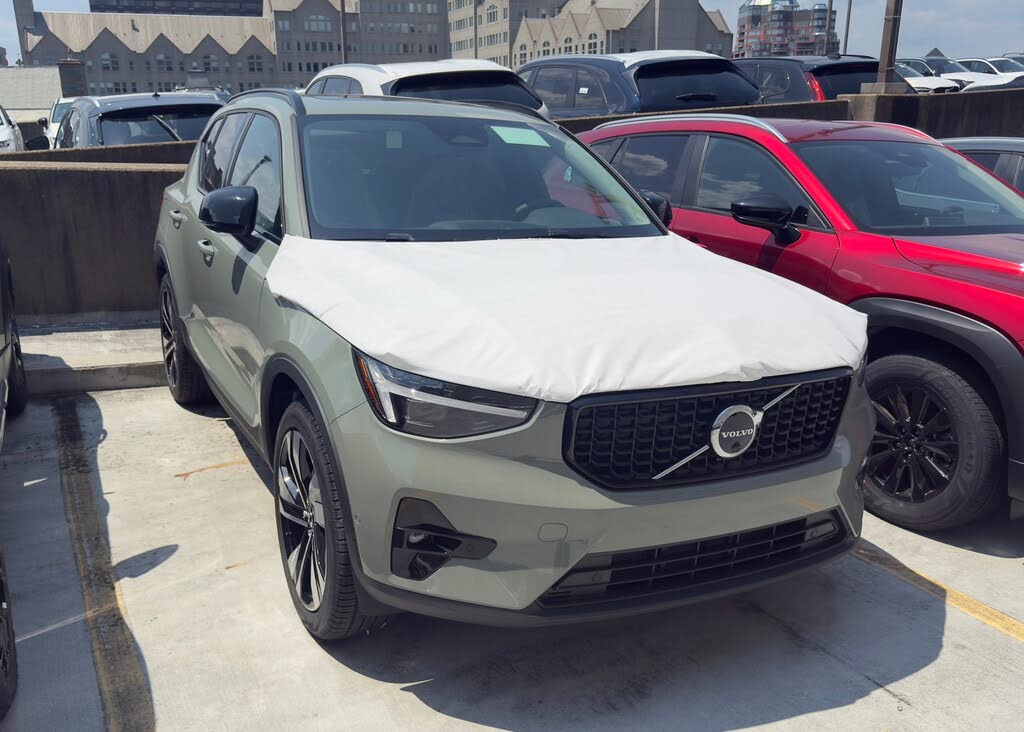 2025 Volvo XC40 B5 Ultra Dark Theme AWD