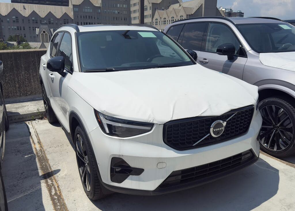 2025 Volvo XC40 B5 Ultra Dark Theme AWD