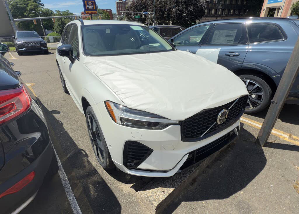 2025 Volvo XC60 Recharge T8 Plus Dark Theme eAWD
