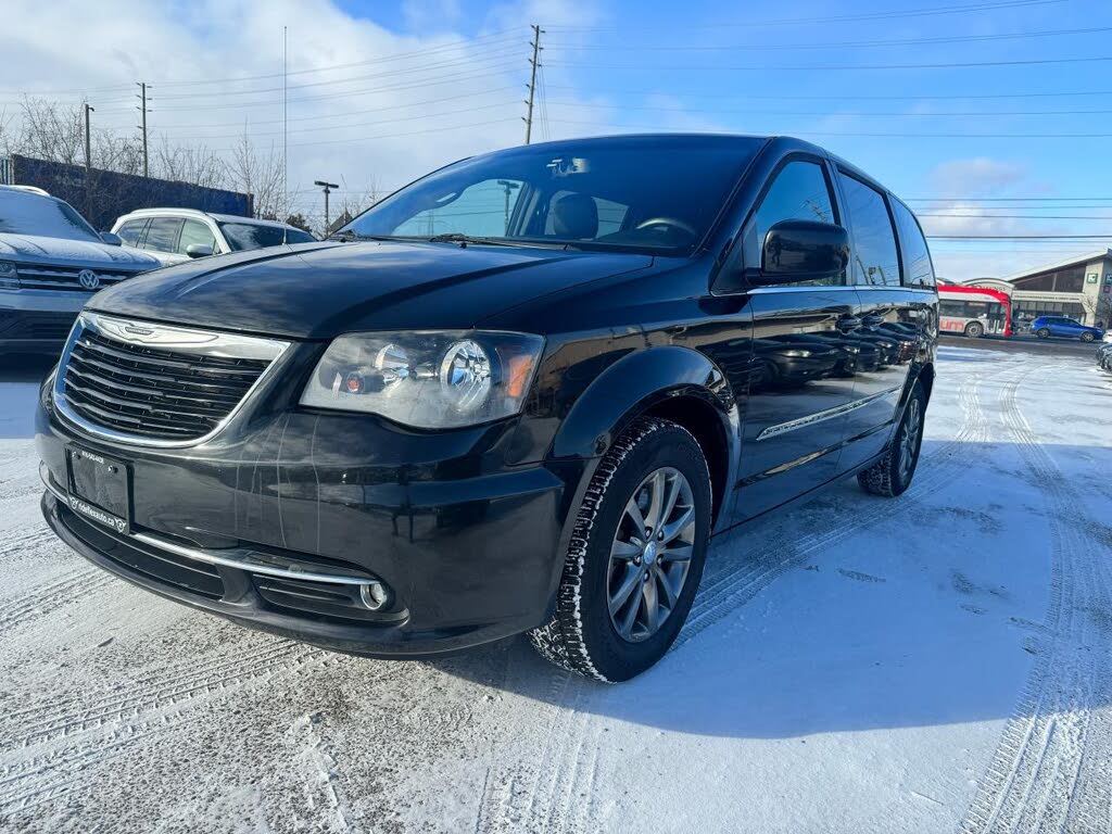 2015 Chrysler Town & Country S FWD