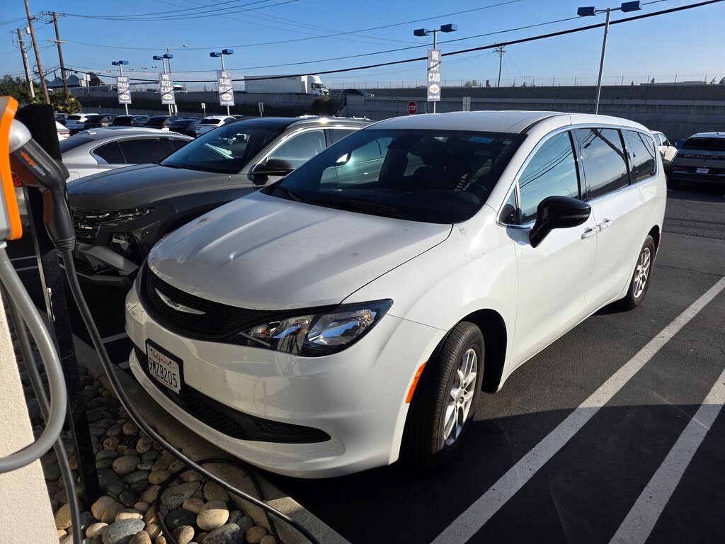 2025 Chrysler Voyager LX FWD