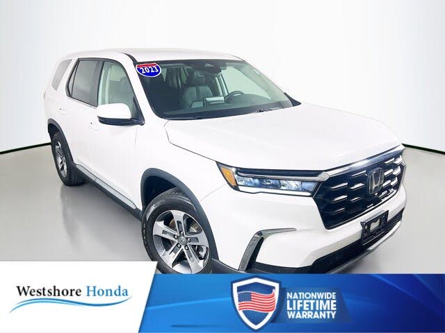 2023 Honda Pilot EX-L AWD with Captains Chairs