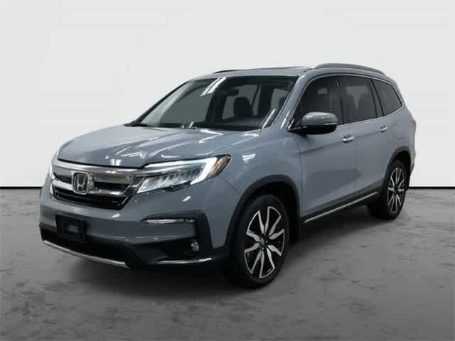 2022 Honda Pilot Touring AWD with Rear Captain's Chairs