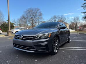 Volkswagen Passat 2.0T R-Line FWD