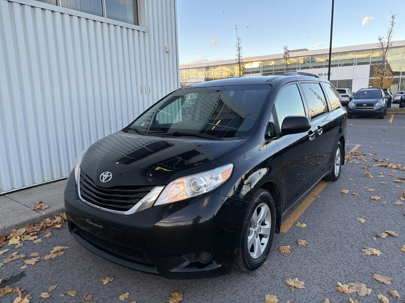 2017 Toyota Sienna LE 7-Passenger Auto Access Seat FWD