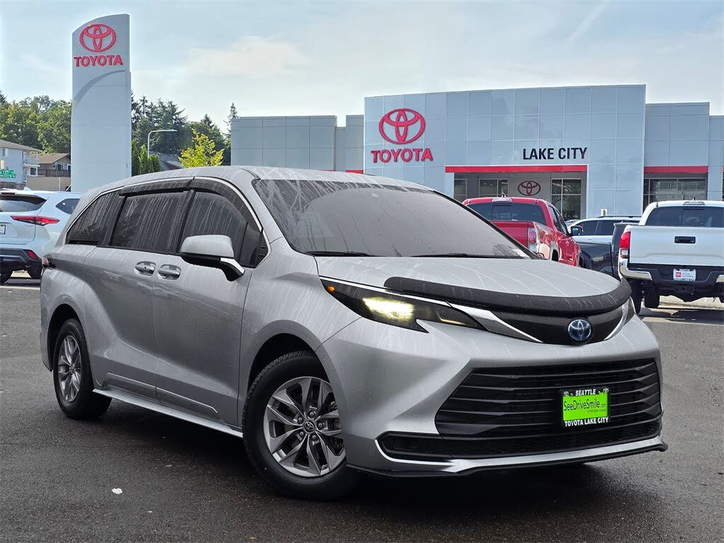 2023 Toyota Sienna LE 8-Passenger FWD