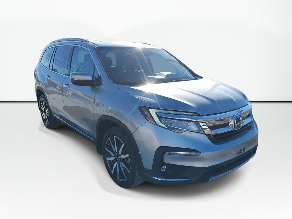2021 Honda Pilot Touring AWD with Rear Captains Chairs
