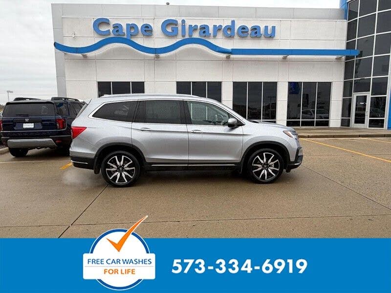 2022 Honda Pilot Touring AWD with Rear Captain's Chairs