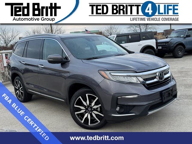 2022 Honda Pilot Touring AWD with Rear Captain's Chairs