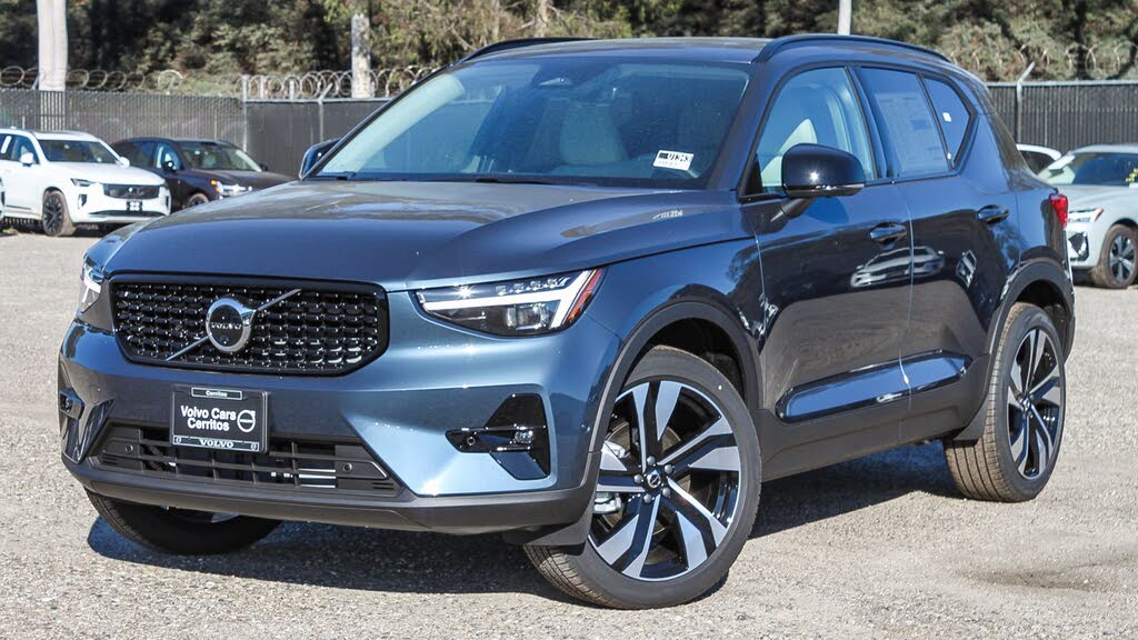 2026 Volvo XC40 B4 Plus FWD