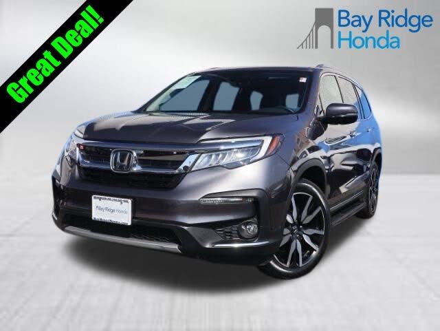2022 Honda Pilot Touring AWD with Rear Captain's Chairs