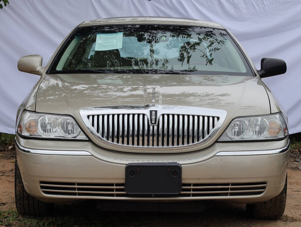 2005 Lincoln Town Car Signature Limited