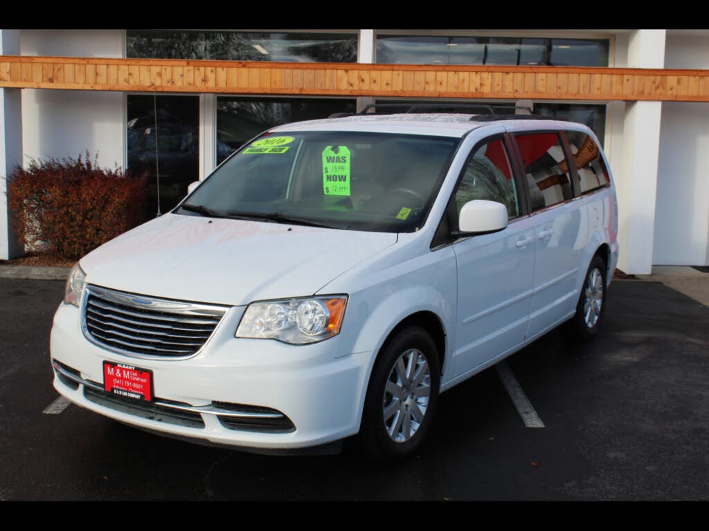2016 Chrysler Town & Country LX FWD