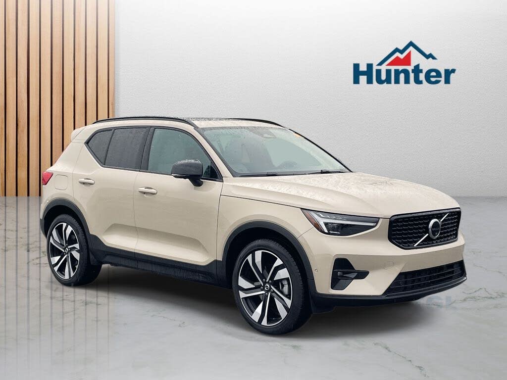 2025 Volvo XC40 B5 Ultra Dark Theme AWD