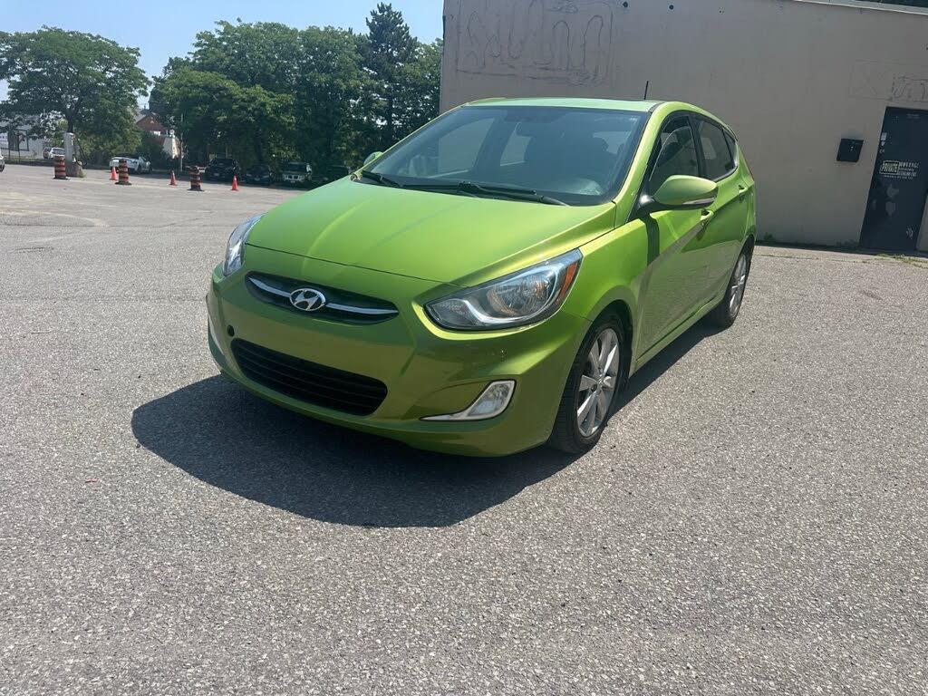 2013 Hyundai Accent SE 4-Door Hatchback FWD