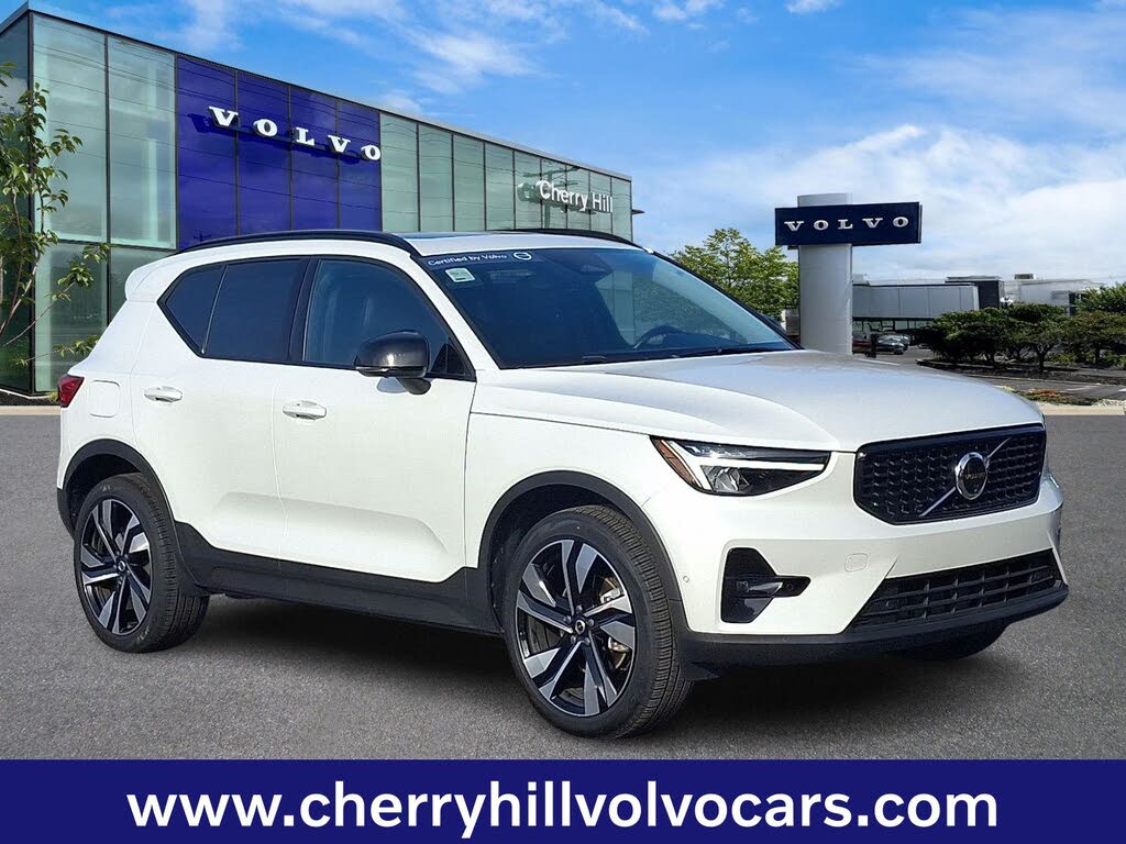 2025 Volvo XC40 B5 Plus Dark Theme AWD