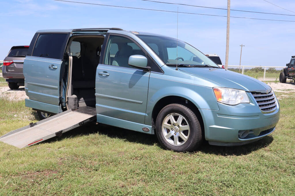 2008 Chrysler Town & Country Touring FWD