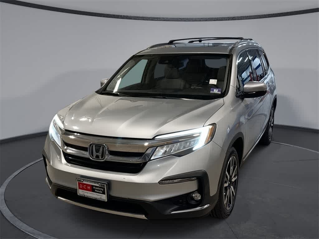 2019 Honda Pilot Touring AWD with Rear Captain's Chairs