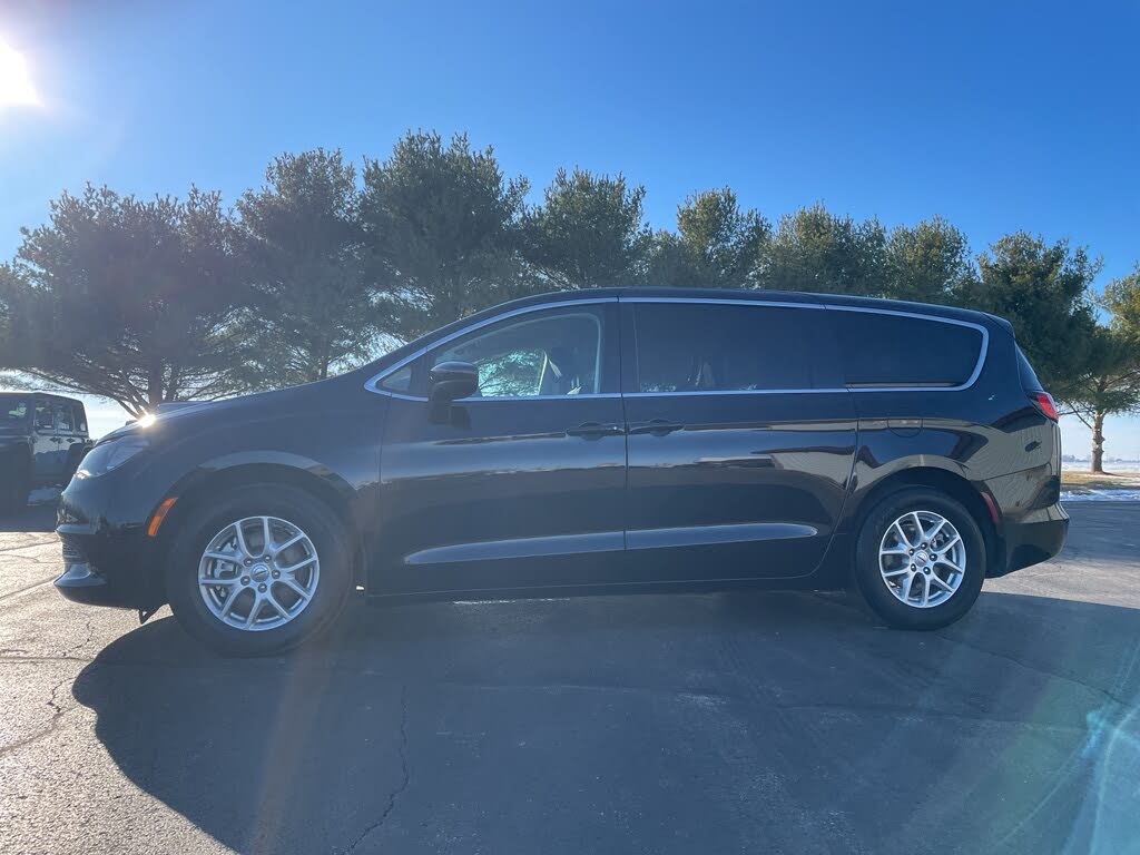 2024 Chrysler Voyager LX FWD