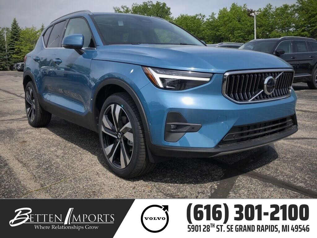 2025 Volvo XC40 B5 Ultra Bright Theme AWD