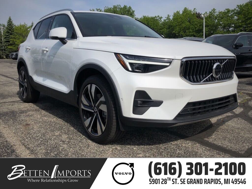 2025 Volvo XC40 B5 Plus Bright Theme AWD