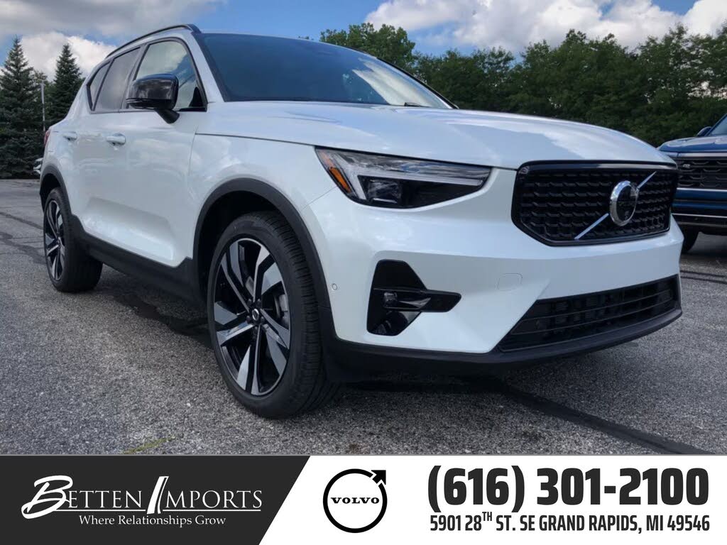 2025 Volvo XC40 B5 Plus Dark Theme AWD