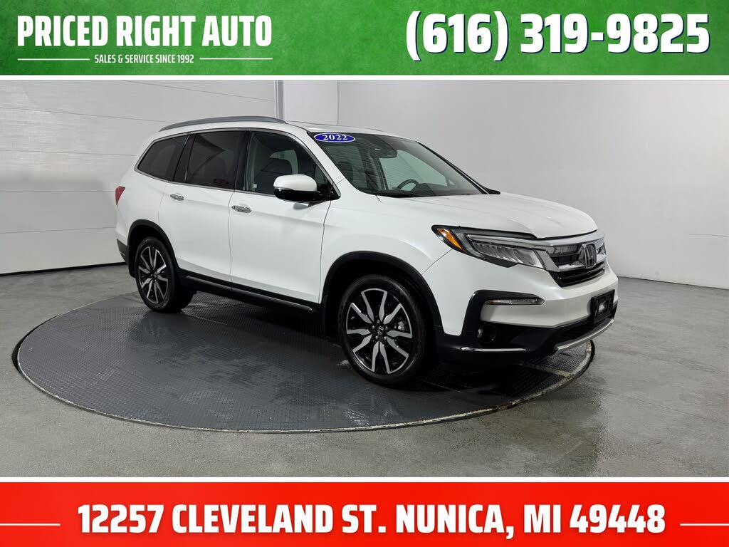 2022 Honda Pilot Touring AWD with Rear Captain's Chairs