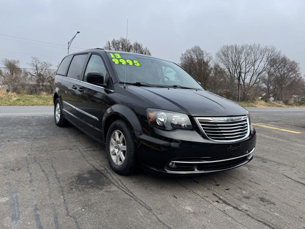 2013 Chrysler Town & Country Touring FWD