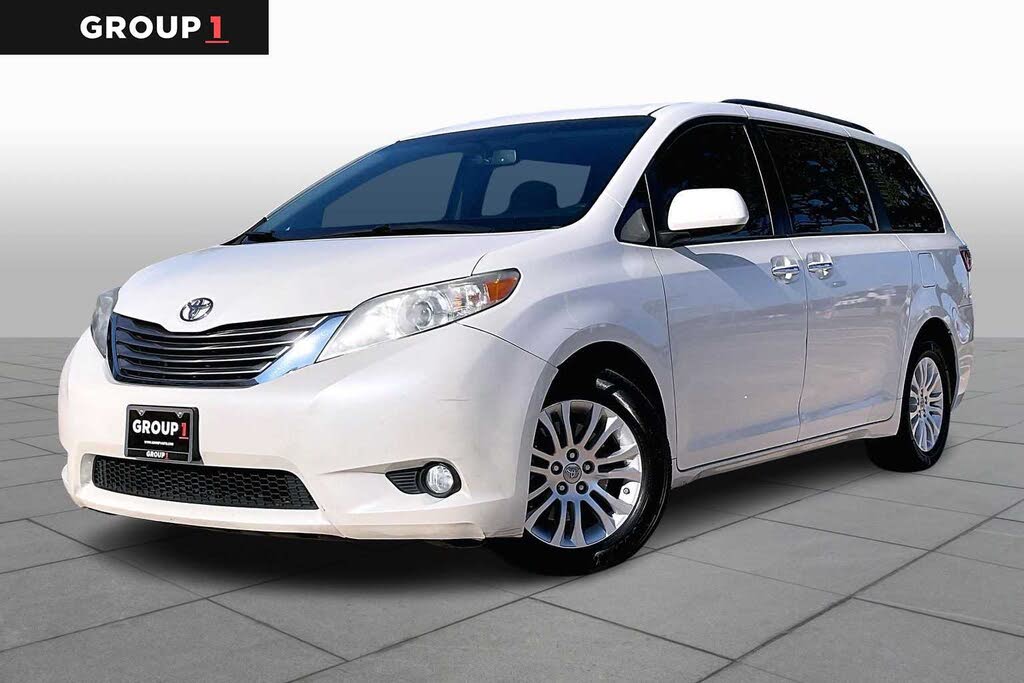 2017 Toyota Sienna XLE 7-Passenger Auto Access Seat FWD