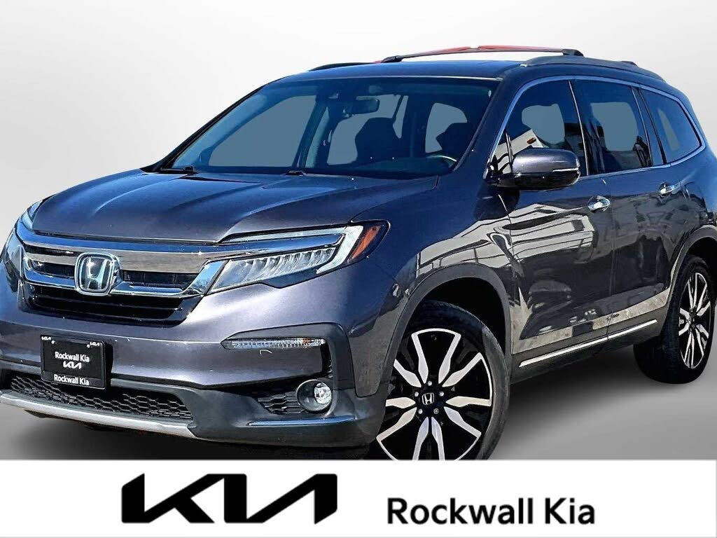 2021 Honda Pilot Touring AWD with Rear Captains Chairs
