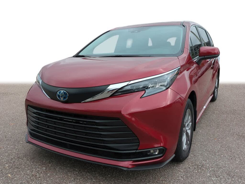 2025 Toyota Sienna XLE 7-Passenger FWD