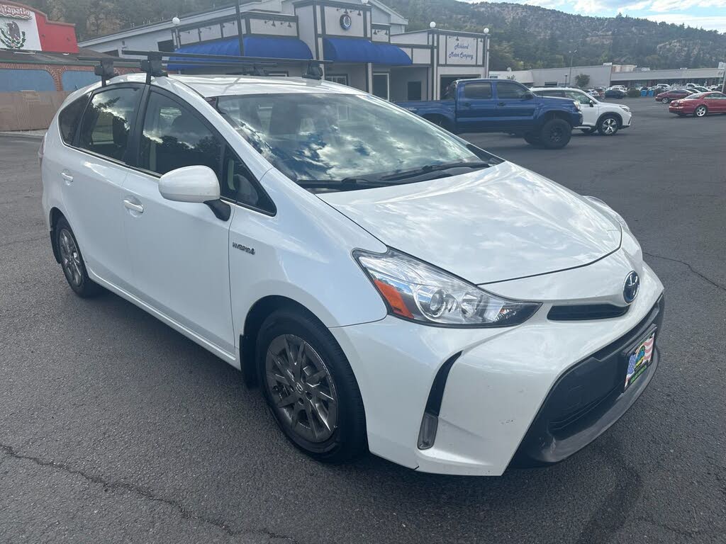 2015 Toyota Prius v Three FWD