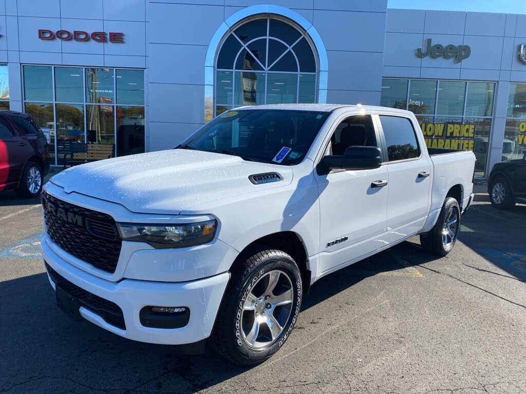 2025 RAM 1500 Express Crew Cab 4WD
