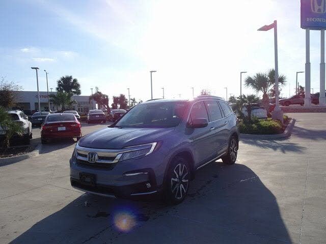 2022 Honda Pilot Touring FWD with Rear Captain's Chairs