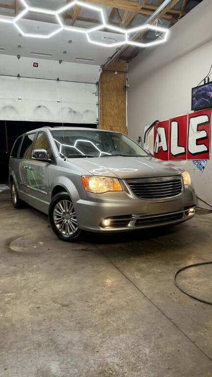 2016 Chrysler Town & Country Touring-L FWD