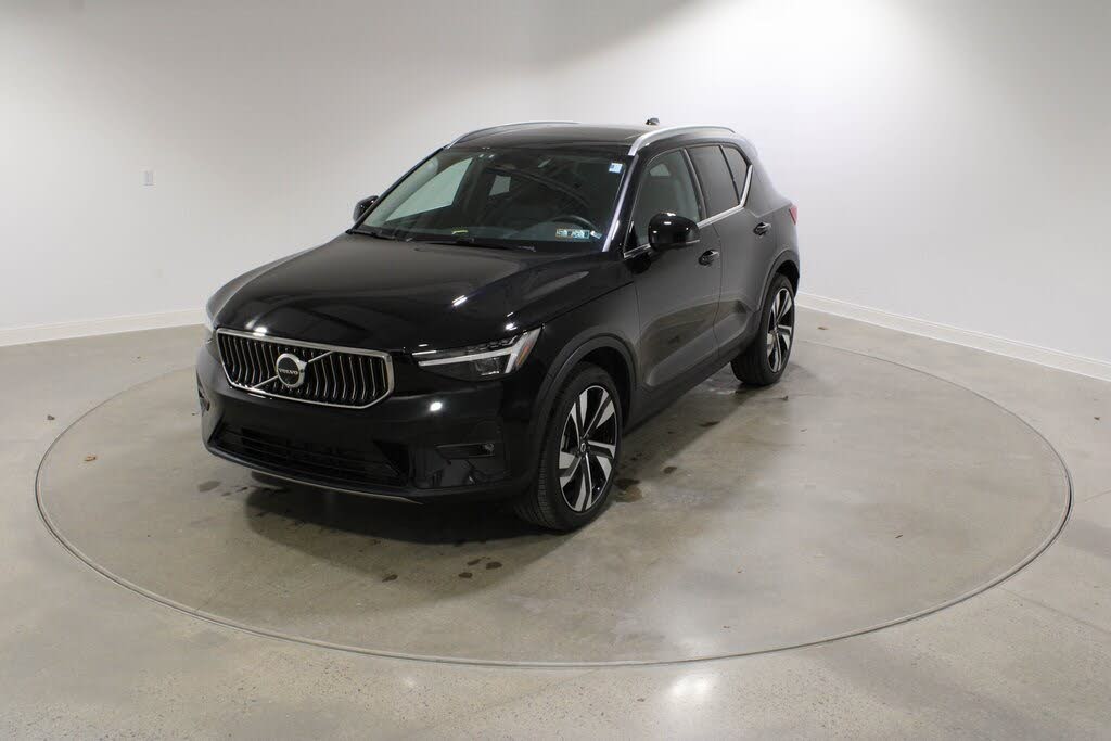 2025 Volvo XC40 B5 Plus Bright Theme AWD
