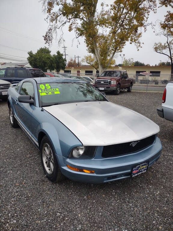 2005 Ford Mustang V6 Deluxe Coupe RWD