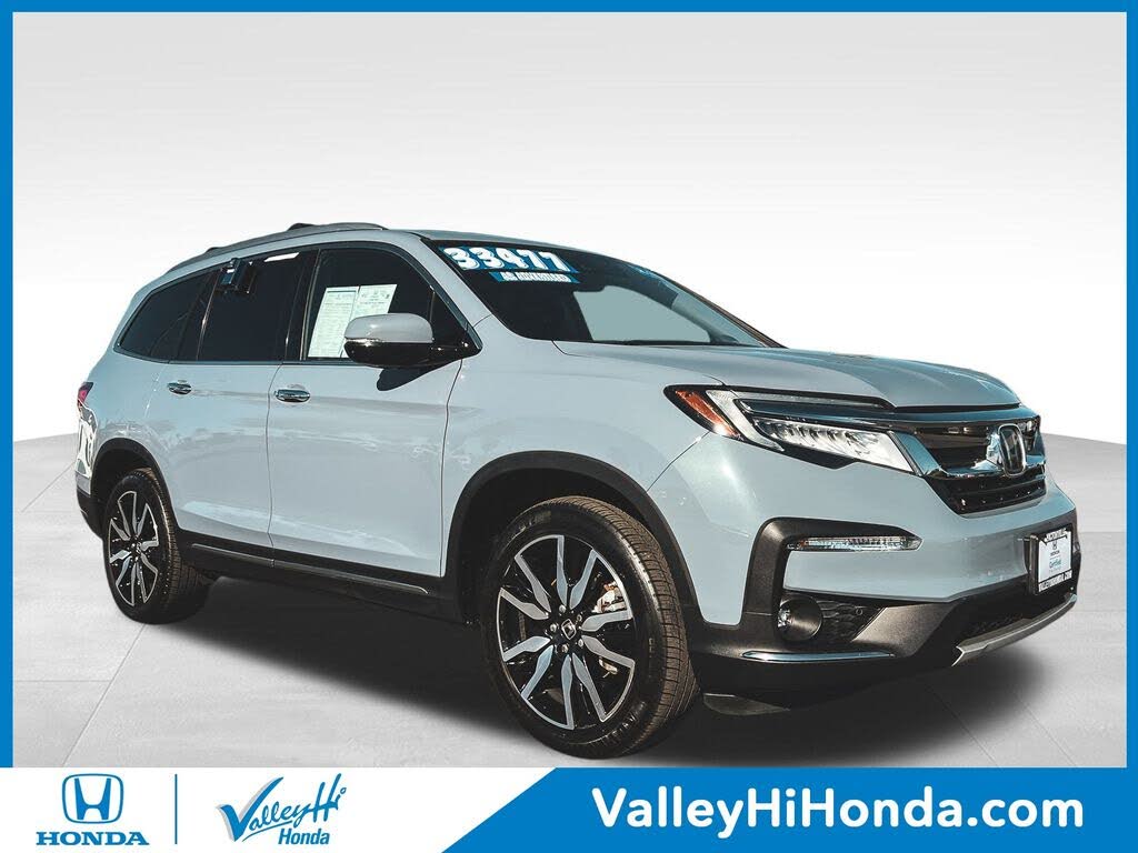 2022 Honda Pilot Touring AWD with Rear Captain's Chairs