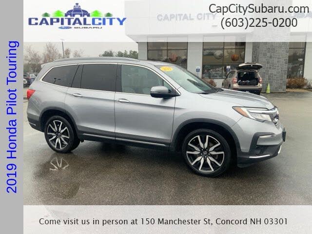 2019 Honda Pilot Touring AWD with Rear Captain's Chairs