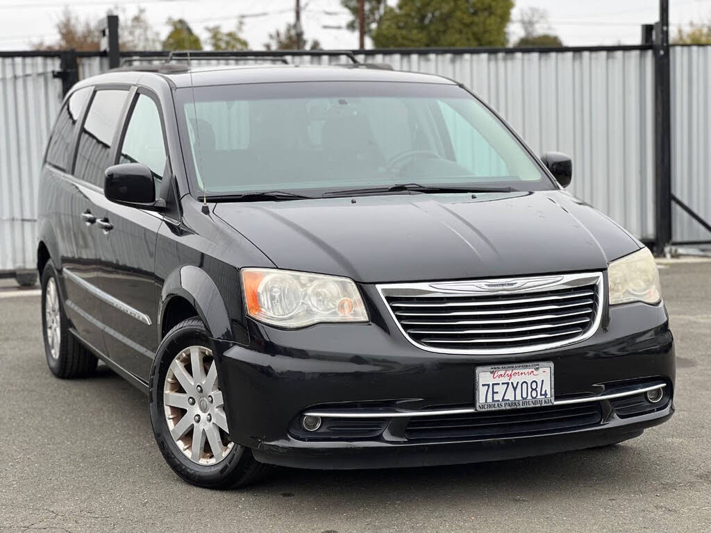 2014 Chrysler Town & Country Touring FWD