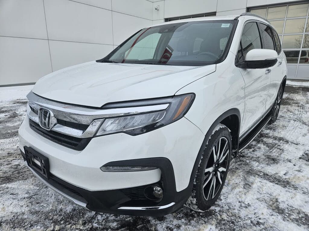 Honda Pilot Touring AWD with Rear Captain's Chairs 2022