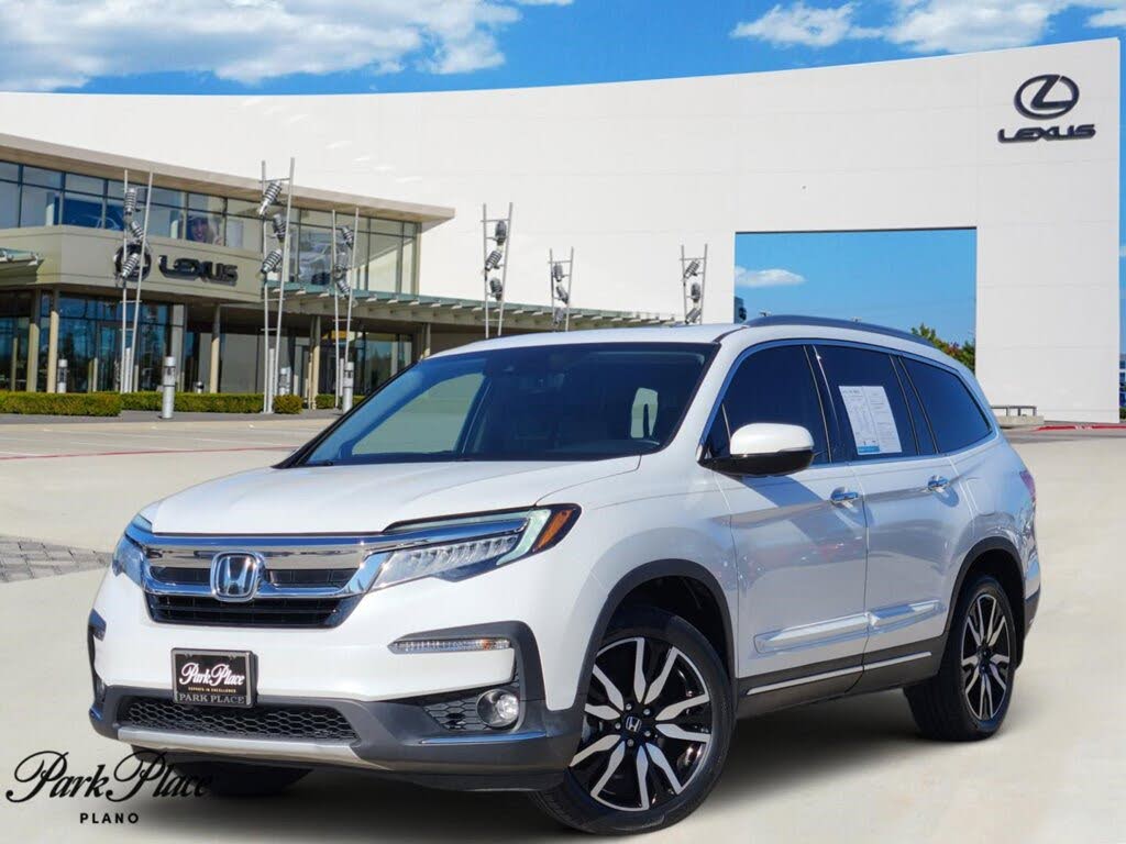 2021 Honda Pilot Touring FWD with Rear Captains Chairs