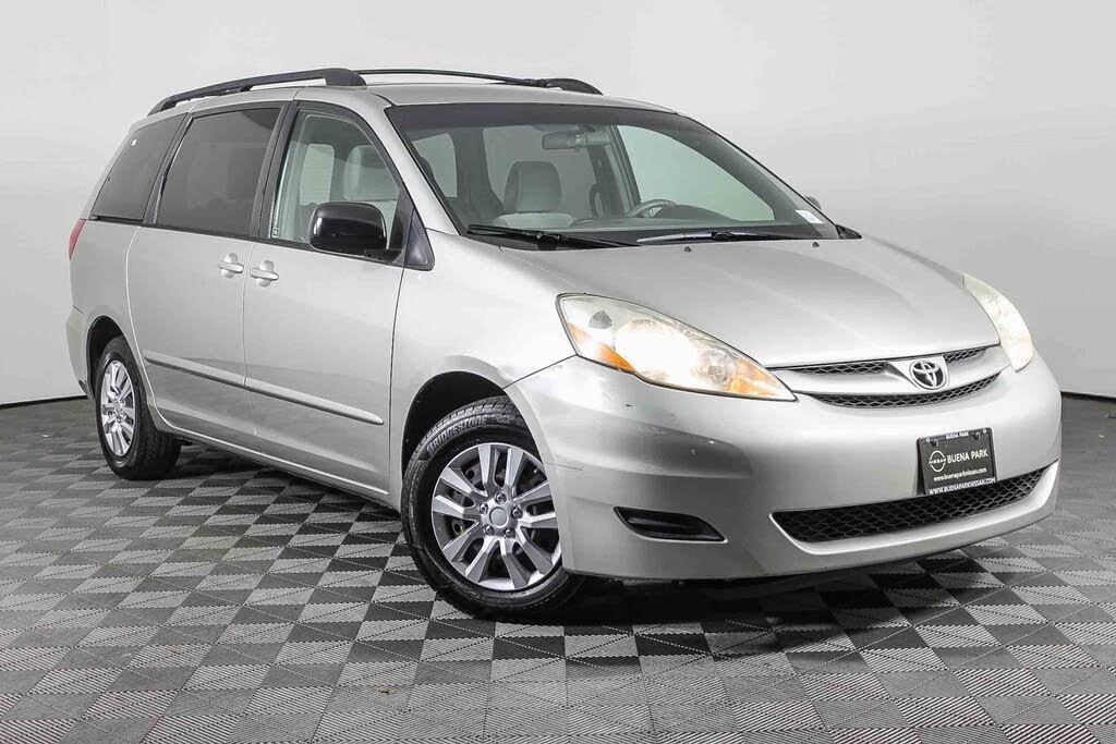 2010 Toyota Sienna LE 8 Passenger