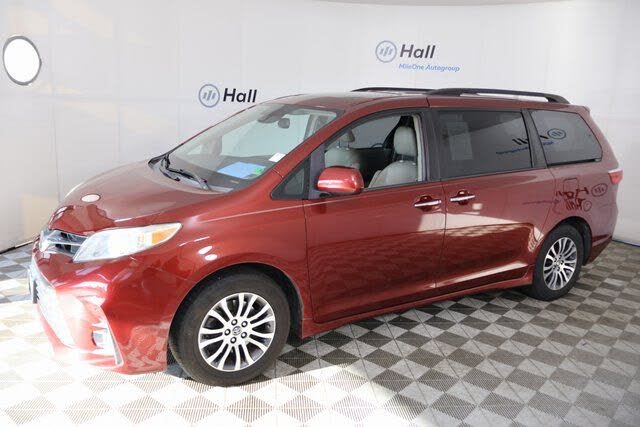2019 Toyota Sienna XLE 7-Passenger FWD with Auto-Access Seat