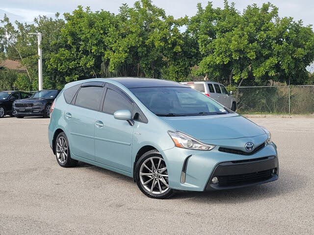 2017 Toyota Prius v Five FWD