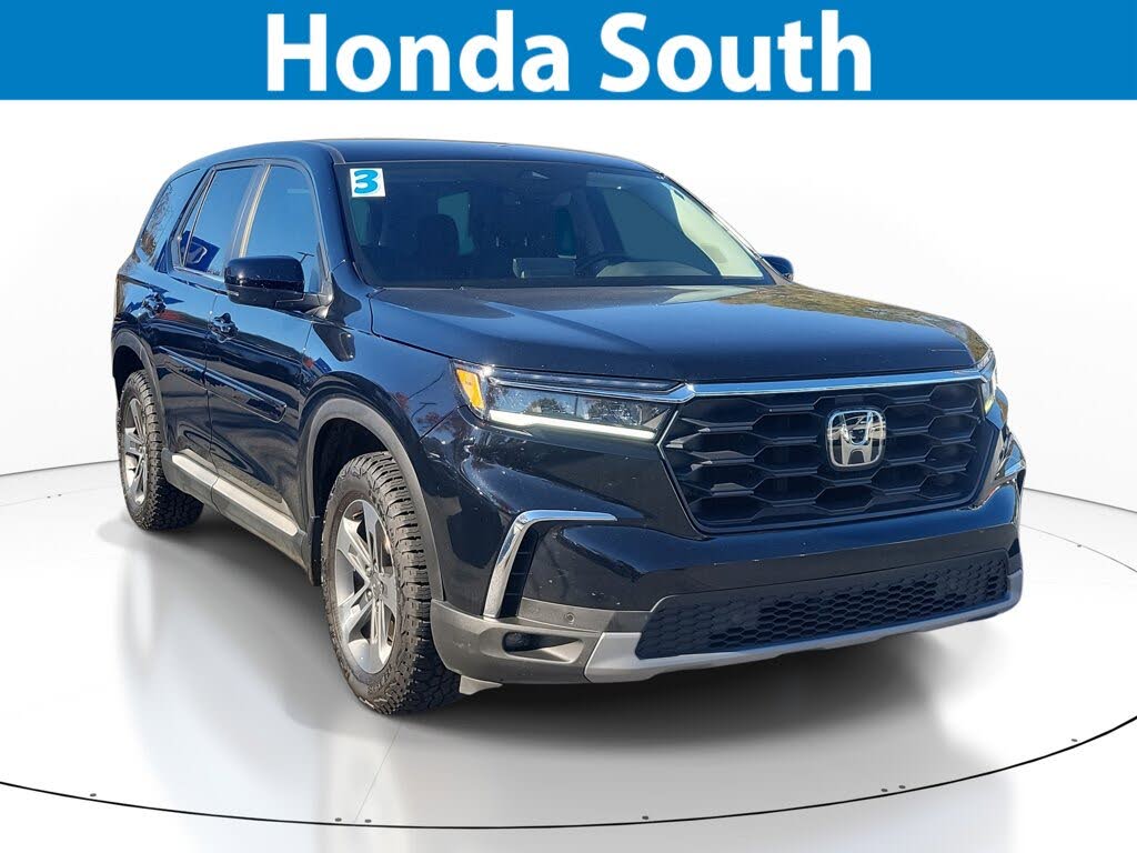 2023 Honda Pilot EX-L FWD with Captains Chairs