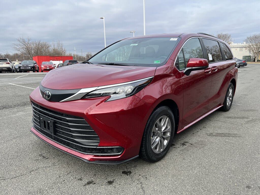 2026 Toyota Sienna LE 8-Passenger AWD