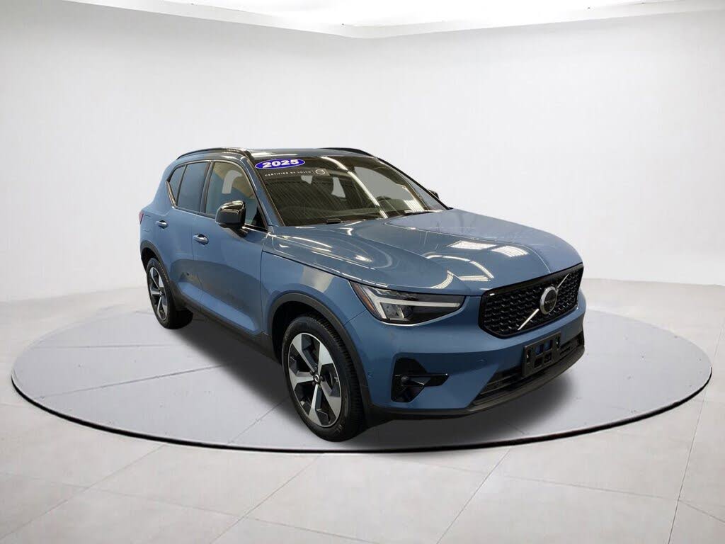 2025 Volvo XC40 B5 Plus Dark Theme AWD