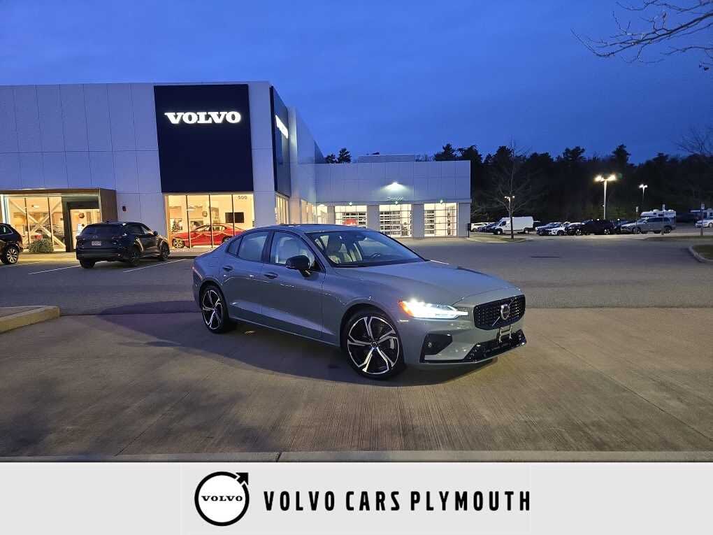 2024 Volvo S60 B5 Plus Dark Theme FWD